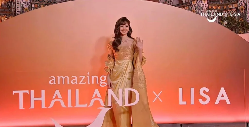 “ลิซ่า” ลลิษา มโนบาล ปรากฏตัวในชุดเดรสผ้าไหมสีทอง เปิดตัวอย่างยิ่งใหญ่ Amazing Thailand Ambassador อย่างเป็นทางการ ณ วัดอรุณราชวราราม